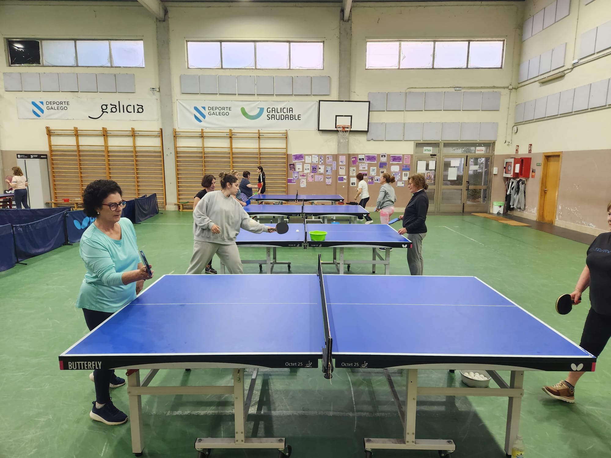 Mulleres xogando ao tenis de mesa